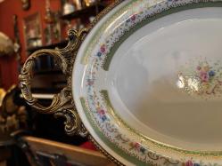 Pirinç ve porselenin zerafeti Limoges el boyama sunum tabağı 35,5 cm 22 cm ölçülerinde.