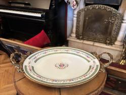 Pirinç ve porselenin zerafeti Limoges el boyama sunum tabağı 35,5 cm 22 cm ölçülerinde.
