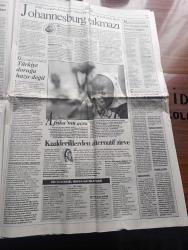 Cumhuriyet Gazetesi - Turkish Newspaper - 25 ağustos 2002 - CHP'ye yoğun ilgi - Fikret Ünlü de CHP'ye gidiyor - seramik sanatçısı Füreya öncü çağdaş ve cömert - unutulmuş bir yazar Safiye Erol - YTP lideri İsmail Cem - ÖSS'de heyecan bitiyor - Can Yücel anıldı Fotoğrafı - Beşiktaş zor kazanırken küfür eden Pascal Nouma kırmızı kartla oyun dışı kaldı - sabahın ilk serinliğinde Yazan Oktay Akbal - Sadettin Tantan Atatürk'ün devrimlerini sürdüreceğiz dedi - adalet bakanı Aysel Çelikel ölüm oruçları utanç verici - Vartolu Nilüfer Akbal'dan Bob Marley'e gönderme - Türkiye tango merkezi olacak - ABD uranyum avında - Tokat valisi Mehmet Gündoğdu ile doğal ve kültürel varlıkların korunmasını konuştuk - teknik direktör Şenol Güneş Hakan Şükür gücünü göstersin dedi - 12 Dev adam çok şanssız - Fenerbahçe'de Rapaiç sakatlandı - Hasan Şaş'tan destek - Bridget Moynahan'ın yıldızı parlayacak Fotoğrafı - cinsel eğitimde ayıp yok - imamlara siyaset yapmayın uyarısı