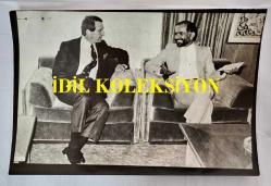 RAHMİ KOÇ'UN ORİJİNAL 3'LÜ AJANS-BASIN FOTOĞRAFI SETİ - 18 x 12 cm EBADINDA - RAHMİ KOÇ, BİRLEŞİK ARAP EMİRLİKLERİ MALİYE BAKANI ŞEYH SUROOR BİN MUHAMMED BİN HALİFE AL NAHYAN'I TÜRKİYE'YE DAVET ETTİĞİ SÜREÇTE KENDİSİNİ HAVA LİMANINDA KARŞILAYIP MİSAFİR EDERKEN ÇEKİLMİŞ 3 FARKLI KARE. 28 MAYIS 1984