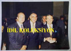 RAHMİ KOÇ'UN ORİJİNAL 2'Lİ FOTOĞRAF SETİ - 17,5 x 12,5 cm EBADINDA - RAHMİ KOÇ, BİR DAVETİYEDE OĞLU MUSTAFA KOÇ, ABLASI SEMAHAT SEVİM ARSEL ve NAİL KEÇİLİ İLE AYNI KAREDEYKEN ÇEKİLMİŞ ÇOK NET KALİTEDE 2 FOTOĞRAF... ÖZEL ARŞİV!