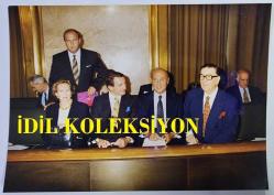 RAHMİ KOÇ'UN ORİJİNAL 2'Lİ FOTOĞRAF SETİ - 17,5 x 12,5 cm EBADINDA - RAHMİ KOÇ, BİR DAVETİYEDE OĞLU MUSTAFA KOÇ, ABLASI SEMAHAT SEVİM ARSEL ve NAİL KEÇİLİ İLE AYNI KAREDEYKEN ÇEKİLMİŞ ÇOK NET KALİTEDE 2 FOTOĞRAF... ÖZEL ARŞİV!
