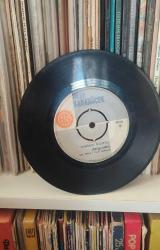 Neşe Karaböcek – Yorgun Gönüller / Madem Küstün Dargındın Yerli 45’lik plak, dönem baskı.