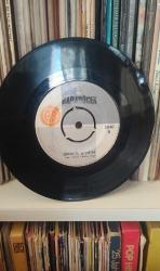 Neşe Karaböcek – Aşka Saygın Varsa (Taka Takata) / Gelinlik Giydim Yerli 45’lik plak, dönem baskı.