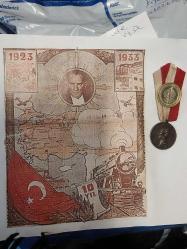 1923, 1933 10. Yıl Madalyonu. TÜRKİYE CÜMHURİYETİ 1923 1933 ONUNCU YIL HATIRASINA BASILAN VE TÖRENLERE KATILANLARA VERİLEN KOLEKSİYONLUK MADALYON..DARPHANE TARAFINDAN SADECE  200 BİN ADET BASILDIĞI İÇİN  PİYASA DA BİTMEK ÜZERE OLAN KOLEKSİYONLUK BİR ÜRÜNDÜR..    , Türkiye Cumhuriyeti 10 ncu yıl madalyonu. 1923/1933 Efemerası Fotokopidir.