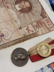 1923, 1933 10. Yıl Madalyonu. TÜRKİYE CÜMHURİYETİ 1923 1933 ONUNCU YIL HATIRASINA BASILAN VE TÖRENLERE KATILANLARA VERİLEN KOLEKSİYONLUK MADALYON..DARPHANE TARAFINDAN SADECE  200 BİN ADET BASILDIĞI İÇİN  PİYASA DA BİTMEK ÜZERE OLAN KOLEKSİYONLUK BİR ÜRÜNDÜR..    , Türkiye Cumhuriyeti 10 ncu yıl madalyonu. 1923/1933 Efemerası Fotokopidir.