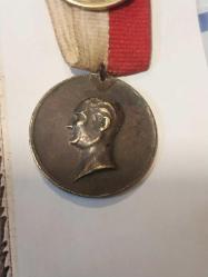 1923, 1933 10. Yıl Madalyonu. TÜRKİYE CÜMHURİYETİ 1923 1933 ONUNCU YIL HATIRASINA BASILAN VE TÖRENLERE KATILANLARA VERİLEN KOLEKSİYONLUK MADALYON..DARPHANE TARAFINDAN SADECE  200 BİN ADET BASILDIĞI İÇİN  PİYASA DA BİTMEK ÜZERE OLAN KOLEKSİYONLUK BİR ÜRÜNDÜR..    , Türkiye Cumhuriyeti 10 ncu yıl madalyonu. 1923/1933 Efemerası Fotokopidir.