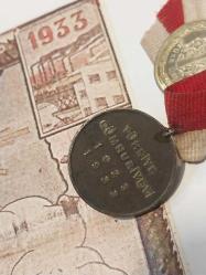 1923, 1933 10. Yıl Madalyonu. TÜRKİYE CÜMHURİYETİ 1923 1933 ONUNCU YIL HATIRASINA BASILAN VE TÖRENLERE KATILANLARA VERİLEN KOLEKSİYONLUK MADALYON..DARPHANE TARAFINDAN SADECE  200 BİN ADET BASILDIĞI İÇİN  PİYASA DA BİTMEK ÜZERE OLAN KOLEKSİYONLUK BİR ÜRÜNDÜR..    , Türkiye Cumhuriyeti 10 ncu yıl madalyonu. 1923/1933 Efemerası Fotokopidir.