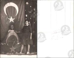 Efemera - Sahne, Fotoğraf, 1940&rsquo;lar: Ay-yıldızlı Türk bayrağı önünde sahnede duran genç kadın, tören veya temsil anı dekoru. Foto Abdullah Ektem, Konya damgalı. - kitantik - kitaLog