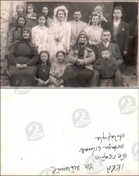 Düğün, Fotoğraf, 1940’lar: Gelin ve damadın merkezde yer aldığı, yaşlılar ve çocuklarla kalabalık aile düğün toplu portresi. Arkasında ilginç dua.