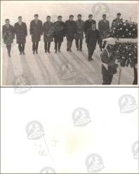 Anıtkabir Ziyareti, Fotoğraf, 1950’ler: Resmî kıyafetli gençlerin çelenk önünde sıraya dizildiği tören anı, askerî nöbetçi figürüyle disiplinli kompozisyon.