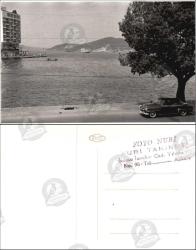 1950’ler İstanbul Boğazı – Tarabya Sahil Yolu, Fotoğraf: Park halindeki otomobil, deniz trafiği ve açıkta seyreden gemilerle klasik Boğaz manzarası.