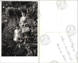 1963 Ankara – Anne ve Kız Çocuk, Fotoğraf: Ön yüzde bahçede anne ve kız çocuğu; arka yüzde tarihli el yazısı mesaj ve adres bilgileri.