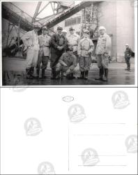 Sanayi Tesisi, Fotoğraf, 1950’ler: Endüstriyel yapılar önünde baretli ve iş kıyafetli erkeklerden oluşan işçi grubu, tesis sahasında toplu poz.