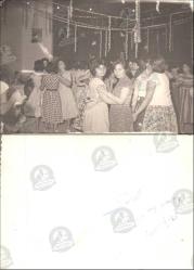 Adana Kız Lisesi, Fotoğraf, 1955: Süslenmiş bir salonda, elbiseli genç kadınların çiftler halinde dans ettiği kalabalık bir eğlence gecesi.