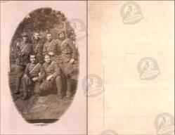 Askerî Alan, Fotoğraf, 1940’lar: Açık arazide üniformalı askerlerden oluşan grup, ayakta ve çömelmiş pozlarla hatıra fotoğrafı.