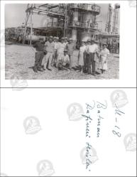 Batman Rafine Tesisi, Fotoğraf, 1960’lar: Rafineri veya kimya tesisine ait büyük boru ve kuleler önünde, baretli çalışanlardan oluşan karma grup.