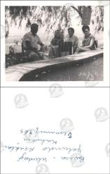 Bursa Uludağ Yolunda Aşıklar Kahvesi, Fotoğraf, 1964: Ağaç gölgesinde masa etrafında oturan dört kişilik grup, arka planda manzara ve gündelik dinlenme anı.