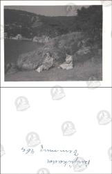 İstanbul, Büyükada, Deniz Kenarı, Fotoğraf, 1964: Ağaç gölgesinde masa etrafında oturan iki kişilik grup, arka planda manzara.