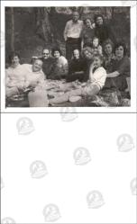 Ormanlık Alan, Fotoğraf, 1950’ler: Açık havada yere serilmiş örtü üzerinde toplanmış kalabalık aile grubu, piknik sırasında çekilmiş hatıra fotoğrafı.