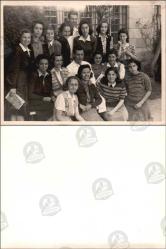 Avlu veya Bahçe, Fotoğraf, 1950’ler: Taş yapı önünde toplanmış kalabalık kadın ve erkek öğrenci grubu, düzenli sıralarla çekilmiş toplu portre.