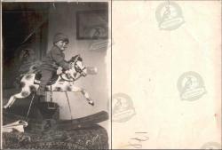 Çocuk Fotoğraf, 1940’lar: Oyuncak sallanan at üzerinde oturan küçük çocuk, ev fonu önünde neşeli bir poz.