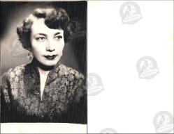 Stüdyo Fotoğraf, 1940’lar: Kısa dalgalı saçlı bir kadının, işlemeli kıyafetle yandan bakışlı klasik stüdyo portresi.