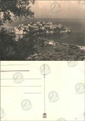 Karadağ, Sveti Stefan, Kartpostal, 1940’lar: Denizle çevrili kayalık ada üzerinde sık yerleşimli evler ve kilise yapısıyla panoramik görünüm.