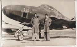 HAVACILIK TARİHİ UÇAK PİLOT  HAVAYOLU - 1975 YILI İZMİR GAZİEMİR UÇAK VE PİLOT GÖRSELLİ SİYAH BEYAZ FOTOĞRAF