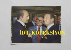 RAHMİ KOÇ'UN DERGİDEN KESİLME FOTOĞRAFI - 8 x 6 cm EBADINDA - RAHMİ KOÇ, OĞLU MUSTAFA KOÇ İLE