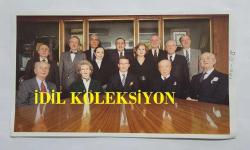 KOÇ AİLESİNİN DERGİDEN KESİLME FOTOĞRAFI - 18 x 10 cm EBADINDA - VEHBİ KOÇ, RAHMİ KOÇ, SEMAHAT ARSEL, SEVGİ GÖNÜL ve SUNA KIRAÇ AYNI KAREDELER