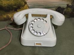 Aykırı renk antika çevirmeli masa telefonu.