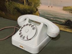 Aykırı renk antika çevirmeli masa telefonu.