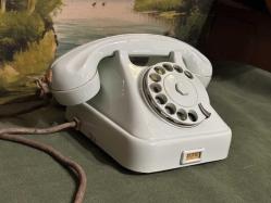 Aykırı renk antika çevirmeli masa telefonu.