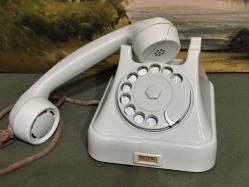 Aykırı renk antika çevirmeli masa telefonu.