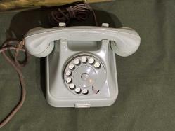 Aykırı renk antika çevirmeli masa telefonu.