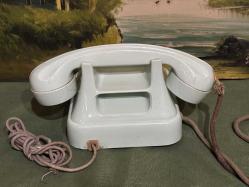 Aykırı renk antika çevirmeli masa telefonu.