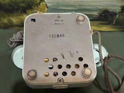 Aykırı renk antika çevirmeli masa telefonu.