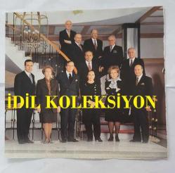 Efemera - KOÇ AİLESİNİN DERGİDEN KESİLME FOTOĞRAFI - 21 x 20 cm EBADINDA - VEHBİ KOÇ, RAHMİ KOÇ, SEMAHAT ARSEL, SEVGİ GÖNÜL ve SUNA KIRAÇ AYNI KAREDELER - kitantik - kitaLog