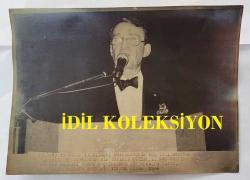 Efemera - RAHMİ KOÇ'UN AJANS-BASIN FOTOĞRAFI - 22 x 16 cm EBADINDA - RAHMİ KOÇ, KOÇ TOPLULUĞUNUN ATATÜRK KÜLTÜR MERKEZİ'NDE DÜZENLENEN 60. YIL KUTLAMASI TÖRENİNDE KÜRSÜYE ÇIKIP KONUŞMA YAPARKEN ÇEKİLMİŞ BİR KARE - kitantik - kitaLog