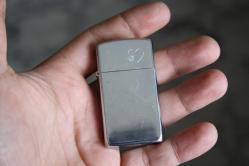 ZİPPO ÇAKMAK ORJİNAL 2006 DETAYLAR ACIKLAMADA BAKMADAN ALMAYINIZ (TEKNIK MAVI KUTU