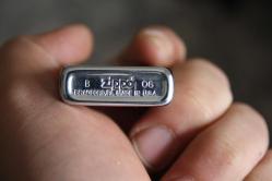 ZİPPO ÇAKMAK ORJİNAL 2006 DETAYLAR ACIKLAMADA BAKMADAN ALMAYINIZ (TEKNIK MAVI KUTU