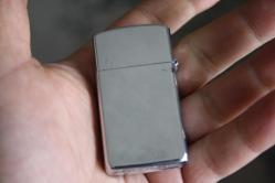 ZİPPO ÇAKMAK ORJİNAL 2006 DETAYLAR ACIKLAMADA BAKMADAN ALMAYINIZ (TEKNIK MAVI KUTU