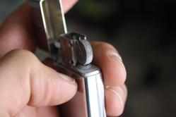 ZİPPO ÇAKMAK ORJİNAL 2006 DETAYLAR ACIKLAMADA BAKMADAN ALMAYINIZ (TEKNIK MAVI KUTU