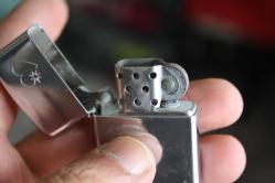 ZİPPO ÇAKMAK ORJİNAL 2006 DETAYLAR ACIKLAMADA BAKMADAN ALMAYINIZ (TEKNIK MAVI KUTU