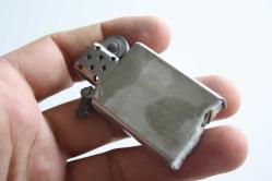 ZİPPO ÇAKMAK ORJİNAL 2006 DETAYLAR ACIKLAMADA BAKMADAN ALMAYINIZ (TEKNIK MAVI KUTU