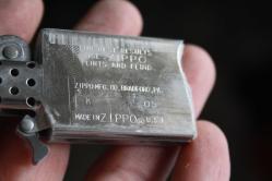 ZİPPO ÇAKMAK ORJİNAL 2006 DETAYLAR ACIKLAMADA BAKMADAN ALMAYINIZ (TEKNIK MAVI KUTU