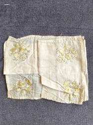 KASNAKTA İPEK İŞLEMELİ YAĞLIK