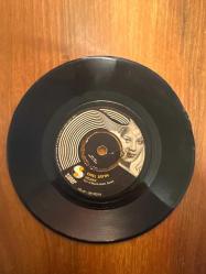 Emel Sayın: Hicran - Yeşil Gözlüm / 45 Devir Plak Vinly - Saner Plak (HS-42-SP-1021)