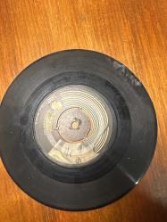 Emel Sayın: Hicran - Yeşil Gözlüm / 45 Devir Plak Vinly - Saner Plak (HS-42-SP-1021)